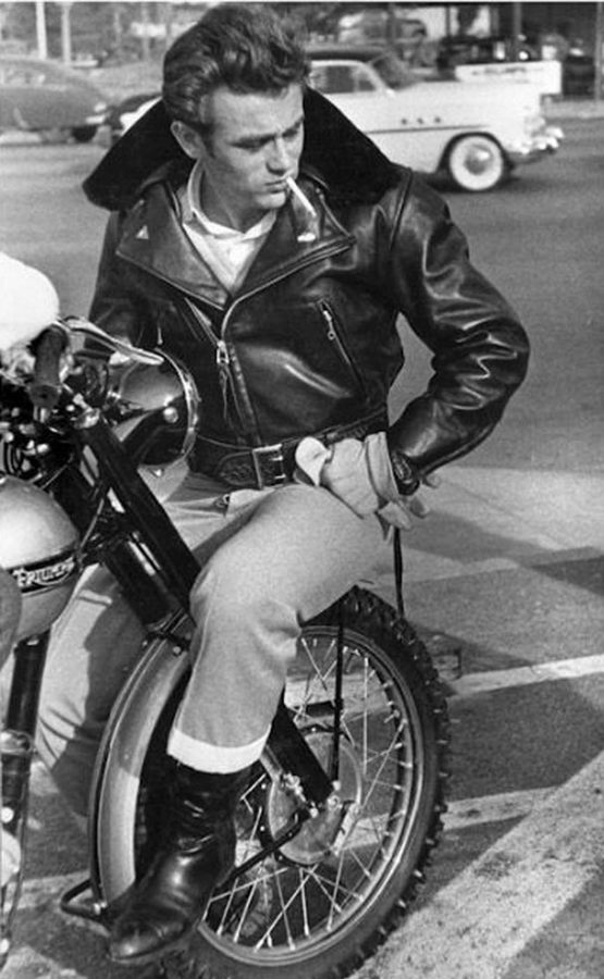 جیمز دین بازیگر امریکایی در دهه 50 با لباس گریسرز