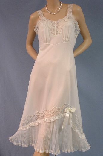 زیرپیراهنی وینتج عروسی در دهه ­ی 1950 - Vintage Dress Clothing 1950