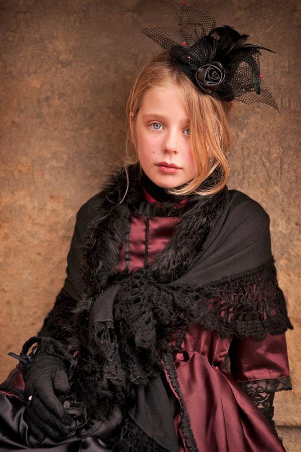 دختری که لباسی الهام گرفته از ویکتورین را پوشیده - Victorian Vintage