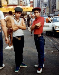 دو جوان آمریکایی با استایل خیابانی دهه ۸۰