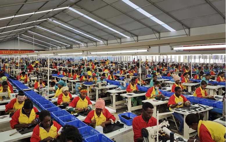 بسیاری از فروشگاه‌های تولید پوشاک از تیم‌های کارگران پوشاک یا کارگران خانگی استفاده می‌کردند. 