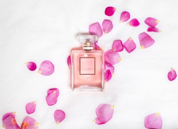 عطر شرقی چیست؟ راهنمای کامل خانوادههای بویایی