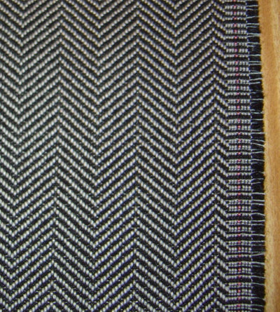 نمونه‌ای از الگوی هرینگ‌بون (herringbone)، انتخابی محبوب برای کت‌وشلوار و پوشاک بیرونی
