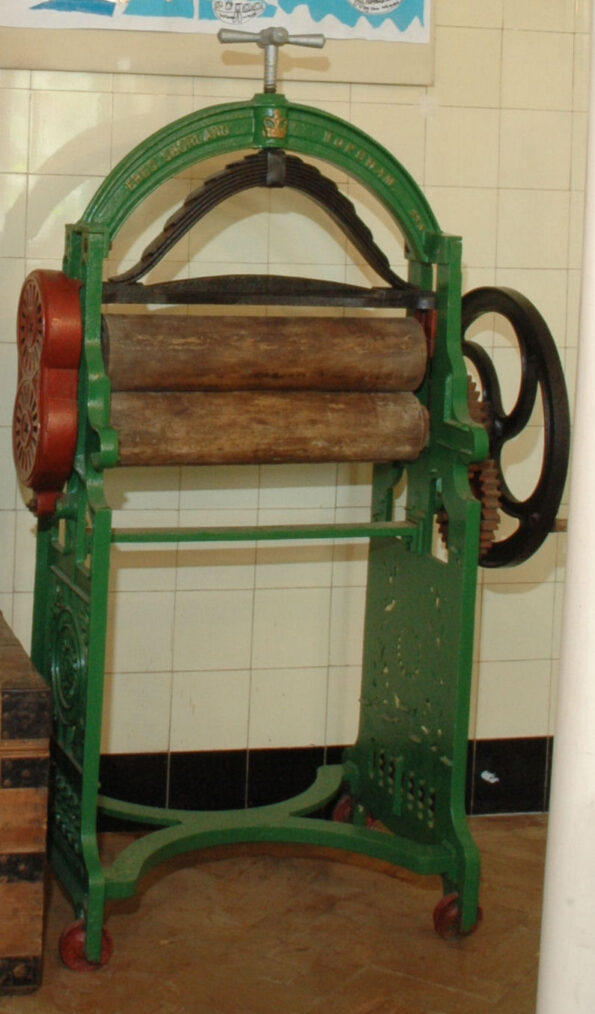 یک منگلهی (mangle) معمولی از اوایل قرن بیستم