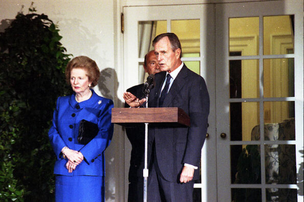 رئیسجمهور جرج اچ. دبلیو. بوش (George H. W. Bush)، نخستوزیر مارگارت تاچر (Margaret Thatcher) و دبیرکل ناتو مانفرد ورنر (Manf