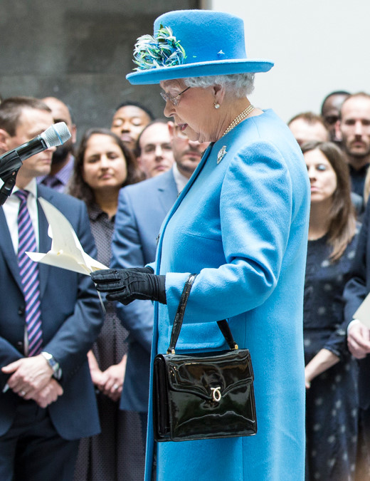 ملکه الیزابت دوم (Queen Elizabeth II) به همراه کیفی از لانر لندن (Launer London) در ۲۰۱۵